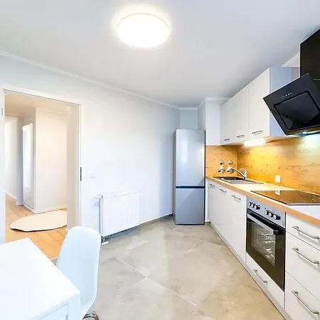 Neue 3-zimmer-wohnung - Hochwertig Moebliert, Zentral & Mit Balkon * Dresden