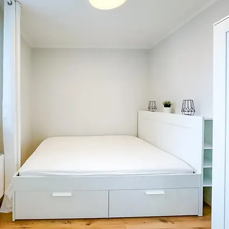 Neue 3-zimmer-wohnung - Hochwertig Moebliert, Zentral & Mit Balkon Daire Dresden