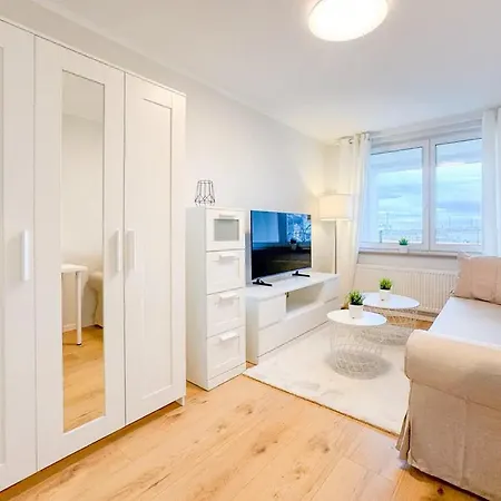 Daire Neue 3-zimmer-wohnung - Hochwertig Moebliert, Zentral & Mit Balkon *