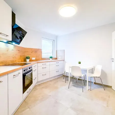 Neue 3-zimmer-wohnung - Hochwertig Moebliert, Zentral & Mit Balkon Daire